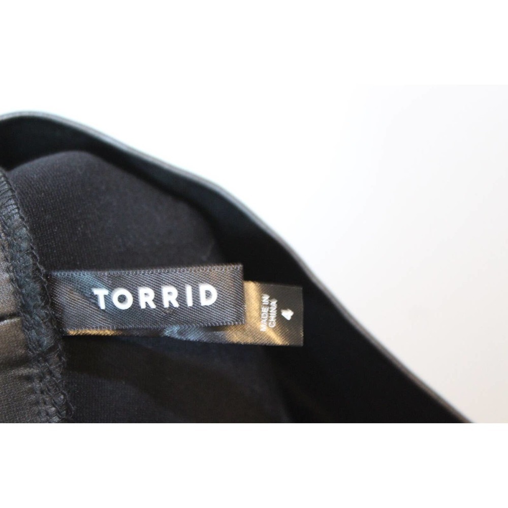 ✨2/$20 Torrid Crop Platinum Legging Coated Ponte Macrame Back Black Size 4 4X - Picture 9 of 11